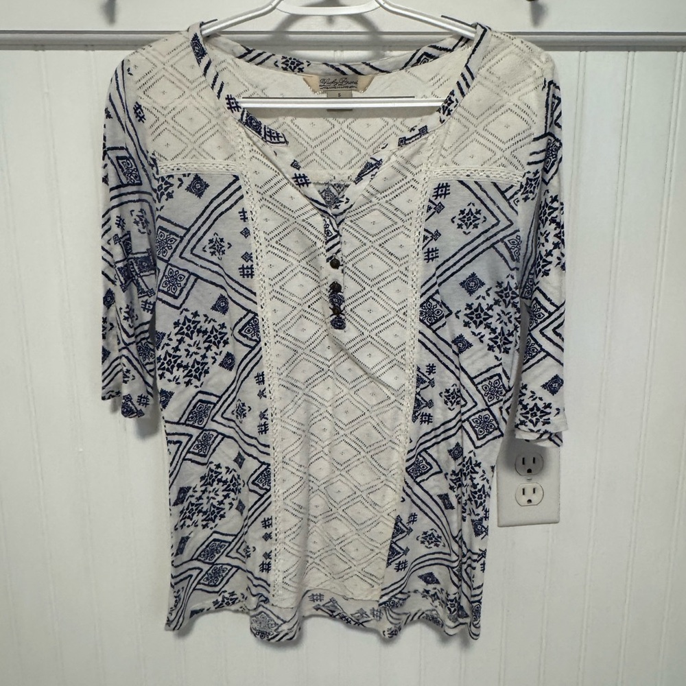 Lucky Brand Women's Blue and White Patterned Top